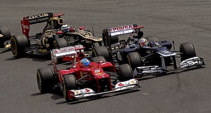 Fernando Alonso y el venezolano Pastor Maldonado se disputan la primera posición.