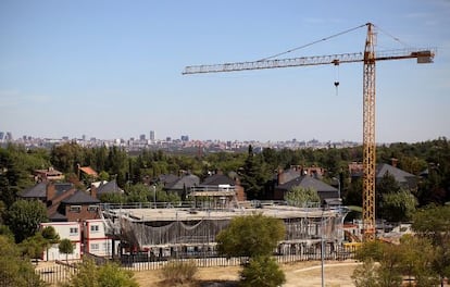 Las obras de construcci&oacute;n del McDonald&#039;s enfrente de la urbanizaci&oacute;n de alta gama Somosaguas Centro.