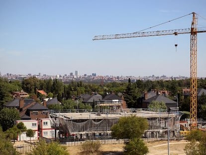 Las obras de construcci&oacute;n del McDonald&#039;s enfrente de la urbanizaci&oacute;n de alta gama Somosaguas Centro.