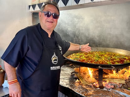 El cocinero valenciano Mariano Marco con su paella.