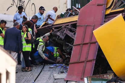 Investigadores trabajan junto a los restos del funicular de la Gloria tras su descarrilamiento, este jueves en Lisboa.