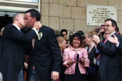 José Araújo (izda.), y su pareja Nino Crespo, se besan a la salida del Ayuntamiento de Ourense tras su enlace.