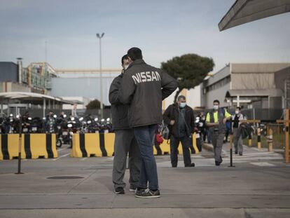 Dos treballadors de Nissan conversen a la sortia de la planta de la Zona Franca.