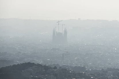 La Sagrada Familia, difuminada por la humedad y la contaminaci&oacute;n. 