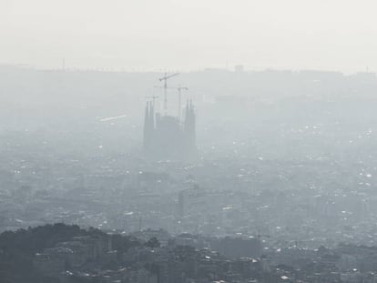La Sagrada Familia, difuminada por la humedad y la contaminación.