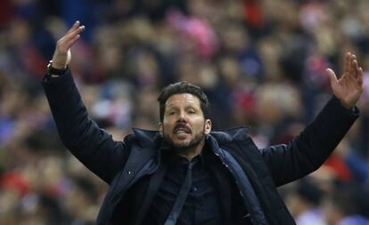 Simeone animando al Calderón a que apoye a su equipo ante el Barça.