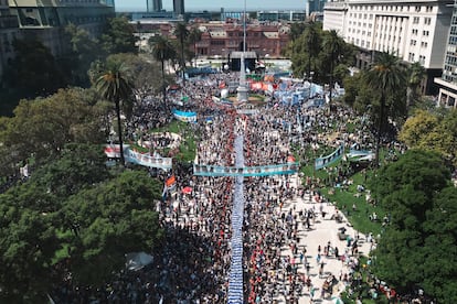 Marcha con motivo del Día de la Memoria por la Verdad y la Justicia este domingo en Buenos Aires (Argentina). 