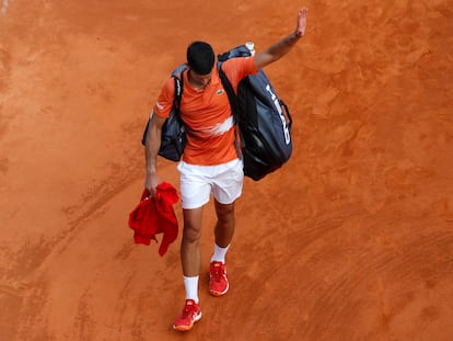 Djokovic se despide del público de Montecarlo tras la derrota contra Davidovich.