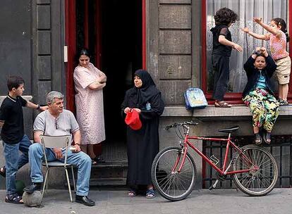 Una familia de inmigrantes, en la puerta de su casa en el barrio árabe de Anderlecht, en Bruselas.