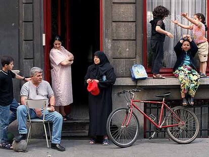 Una familia de inmigrantes, en la puerta de su casa en el barrio árabe de Anderlecht, en Bruselas.