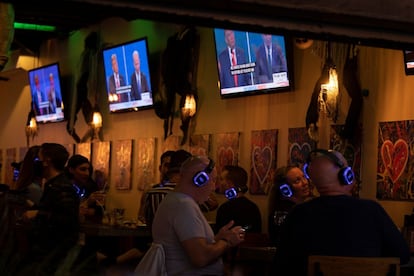 El debate entre el presidente de Estados Unidos, Donald Trump, y el candidato demócrata, Joe Biden, se transmitió por televisión y así se vio en San Diego (California).