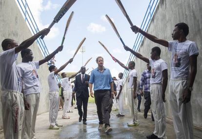 Paseíllo de honor al príncipe Enrique a su llegada al Youth Sports Festival, en el Sir Vivian Richards Stadium de Antigua.