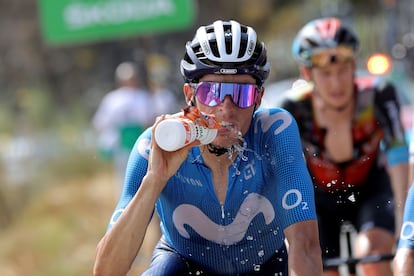 El ciclista español del Movistar Enric Mas se refresca en la subida final de la novena etapa de la Vuelta a España, entre Puerto Lumbreras y el Alto de Velefique el pasado domingo.