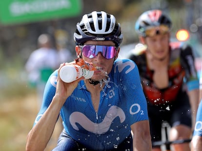 El ciclista español del Movistar Enric Mas se refresca en la subida final de la novena etapa de la Vuelta a España, entre Puerto Lumbreras y el Alto de Velefique el pasado domingo.