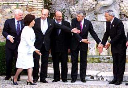 La ministra japonesa de Exteriores es recibida por sus homólogos del G-8 para la tradicional foto de familia.
