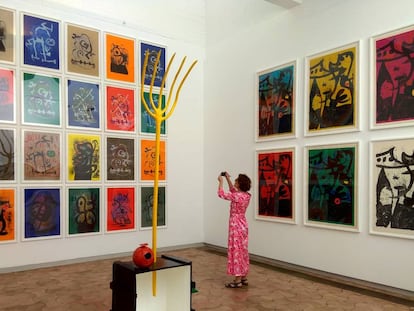 Dos de las series de Joan Miró, de 1969. En el centro, 'Mujer y pájaro' (1965)