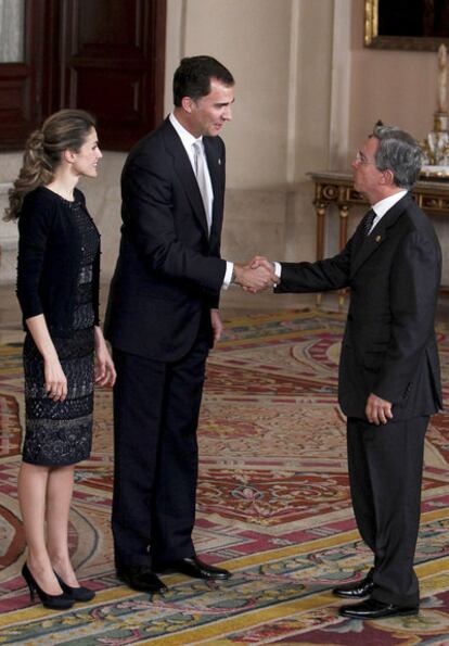 Los Príncipes de Asturias reciben al presidente colombiano Álvaro Uribe.