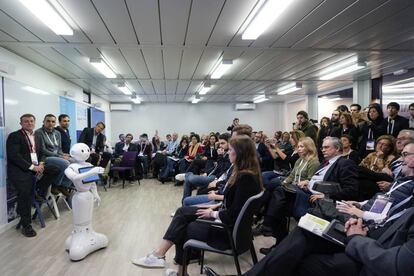 El robot Pepper hace de profesor en las aulas de Esade, en Barcelona.