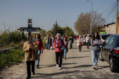 A la religiosa compaña asisten algunos curiosos del barrio que profesan otros credos y toxicómanos que apenas vuelven la cabeza.