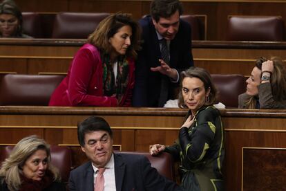 La portavoz del PP en el Congreso, Cuca Gamarra, junto a diputados de su partido durante el pleno de este jueves en Madrid.