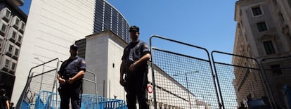 La policía custodia el acceso al Congreso para evitar manifestaciones contra los recortes.
