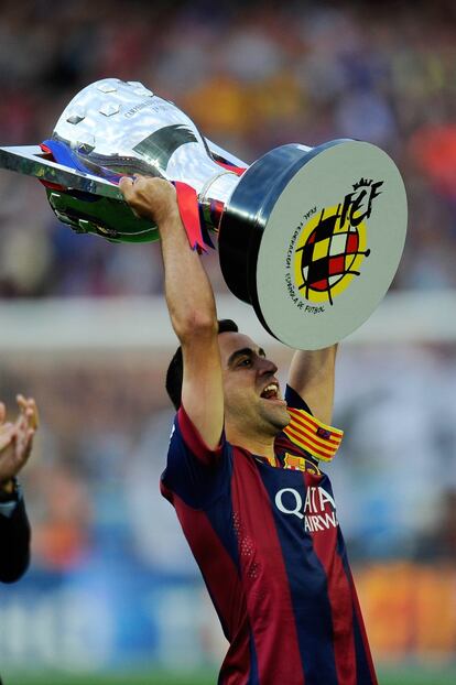 Xavi levanta la copa de Campeón