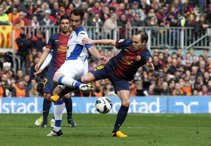 Iniesta disputa el balón con Borja.