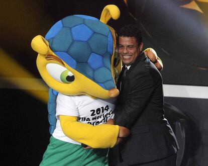 Fuleco, la mascota del Brasil 2014 junto al jugador brasileño Ronaldo durante la gala del Balón de Oro celebrada en Zurich.