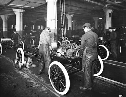 La fabricaci&oacute;n en cadena del Ford T hace 100 a&ntilde;os tuvo enormes implicaciones en las relaciones laborales, democratiz&oacute; la compra de coches e inaugur&oacute; el consumismo con las ventas a plazos.