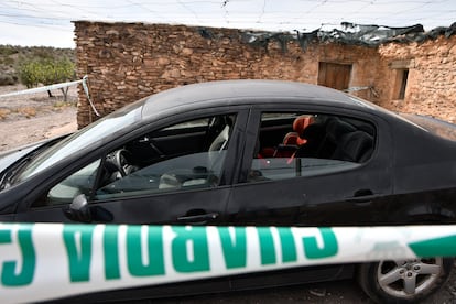Zona acordonada por la Guardia Civil en Las Alcubillas, en (Almería), donde los agentes han encontrado los cuerpos de dos niñas y de un hombre.
