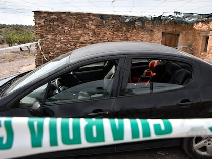 Zona acordonada por la Guardia Civil en Las Alcubillas, en (Almería), donde los agentes han encontrado los cuerpos de dos niñas y de un hombre.