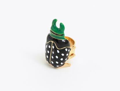 Otro anillo escarabajo para las amantes de la naturaleza aunque este con un diseño mucho más artístico y minimalista. Dorado y con el verde y el negro como protagonistas, es de Bimba y Lola y su precio, 38 euros.