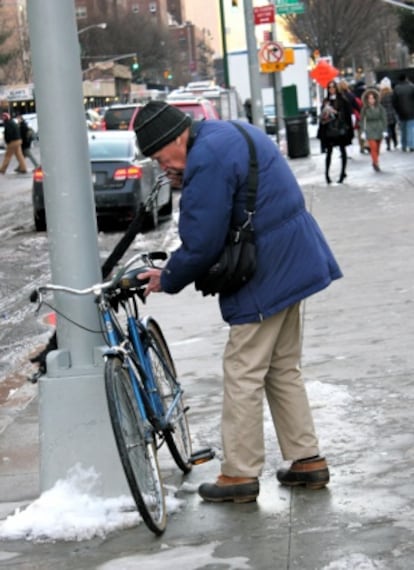 Bill Cunningham, con su bici en Nueva York.