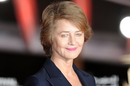 Charlotte Rampling (73 años)

Icono del cine y de la moda, la actriz fue nominada al Oscar por primera vez a los 70 por su papel en la película 45 años mostrando arrugas y los ojos más enigmáticos del cine. "A sus 70 años Charlotte Rampling forma parte de esa generación de mujeres que por primera vez han subvertido los códigos de la seducción transformándola en algo mucho más profundo y reflexivo. Una mujer madura que piensa más en su vida que en los años que cumple…", decíamos de ella.