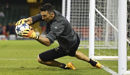 Buffon bloca un bal&oacute;n en el &uacute;ltimo entrenamiento de la Juve, en Cardiff.