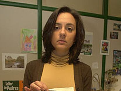 Elena Ramallo muestra el decreto de su destitución.