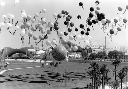 El cielo se cubre de globos de colores en la ceremonia de inauguración de la Expo 92, el día 20 de abril.