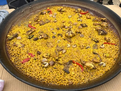 La paella de conejo y caracoles de Alfonso Mira.