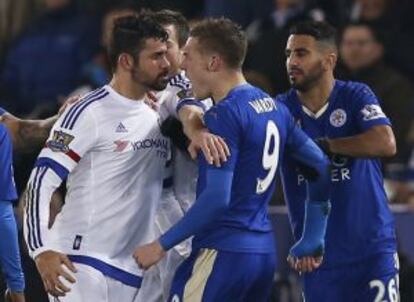 Diego Costa se enfrenta a Jamie Vardy.