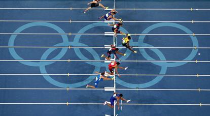 Orlando Ortega, tercero desde abajo, en la carrera de 110m vallas.