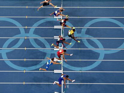 Orlando Ortega, tercero desde abajo, en la carrera de 110m vallas.