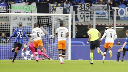 Un momento del Atalanta-Valencia en San Siro.