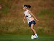 La centrocampista de la selección española de fútbol Aitana Bonmatí durante el entrenamiento del equipo en la Ciudad del Fútbol de Las Rozas.