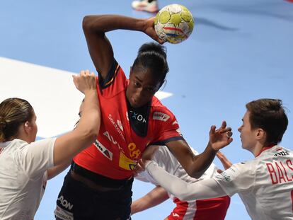 Alexandrina Barbosa intenta jugar el balón ante la oposición de las defensoras polacas durante el partido de este lunes.