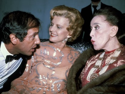 El empresario Steve Rubell charlaba en la discoteca neoyorquina Studio 54 hacia 1979 con al exprimera dama de EE UU Betty Ford y la bailarina Martha Graham.