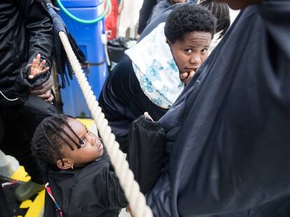 Migrantes a bordo del 'aquarius' de camino a Valencia.