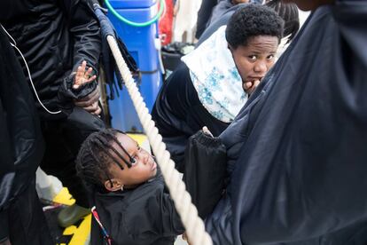 Migrantes a bordo del 'aquarius' de camino a Valencia.