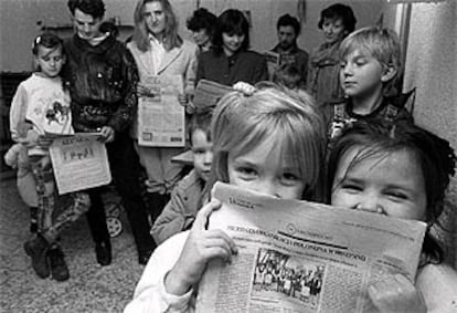 Inmigrantes polacos muestran, en 1995, la página escrita en polaco del Diario de Alcalá.