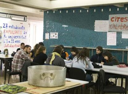 Una asamblea de estudiantes durante un encierro en la Facultad de Psicología de la Universidad Autónoma de Barcelona.