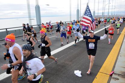 Corredores en el puente de Verrazano-Narrows durante el maratón de Nueva York.